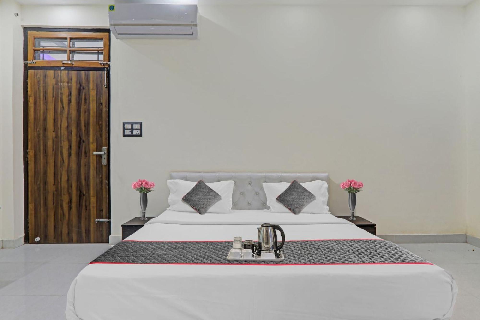Townhouse Relax Inn Chinhat Екстериор снимка