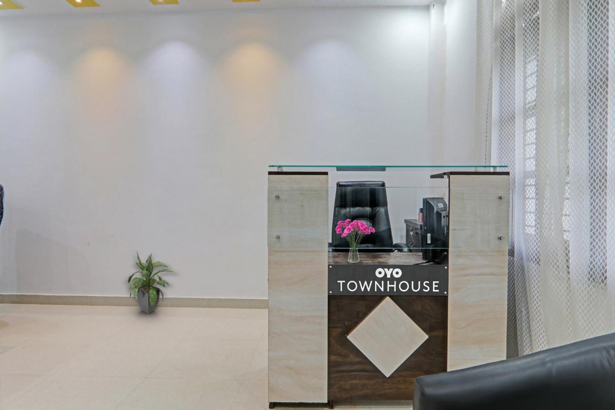 Townhouse Relax Inn Chinhat Екстериор снимка