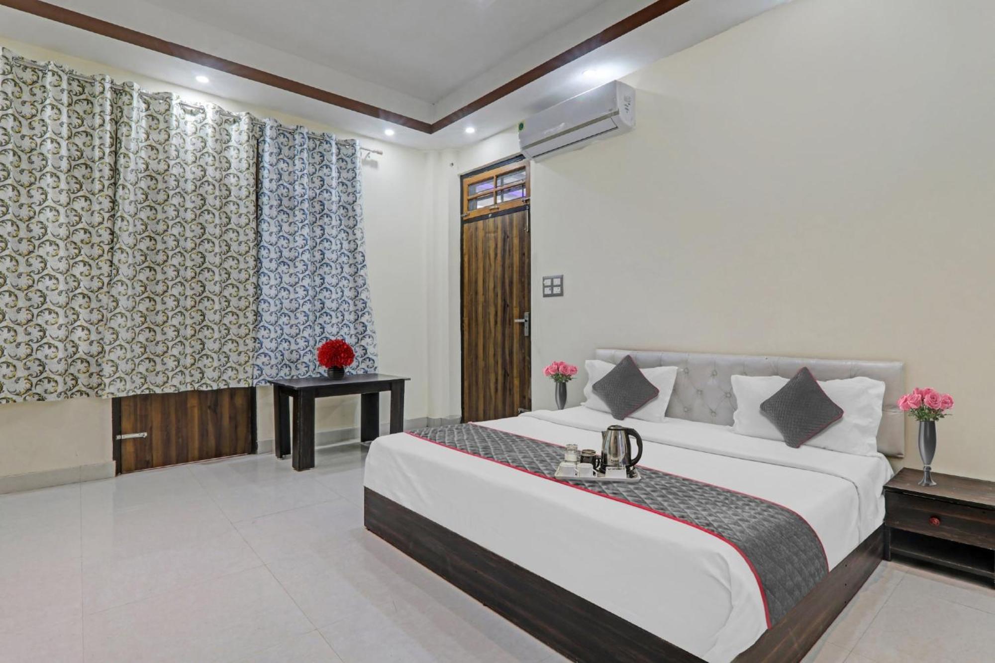 Townhouse Relax Inn Chinhat Екстериор снимка