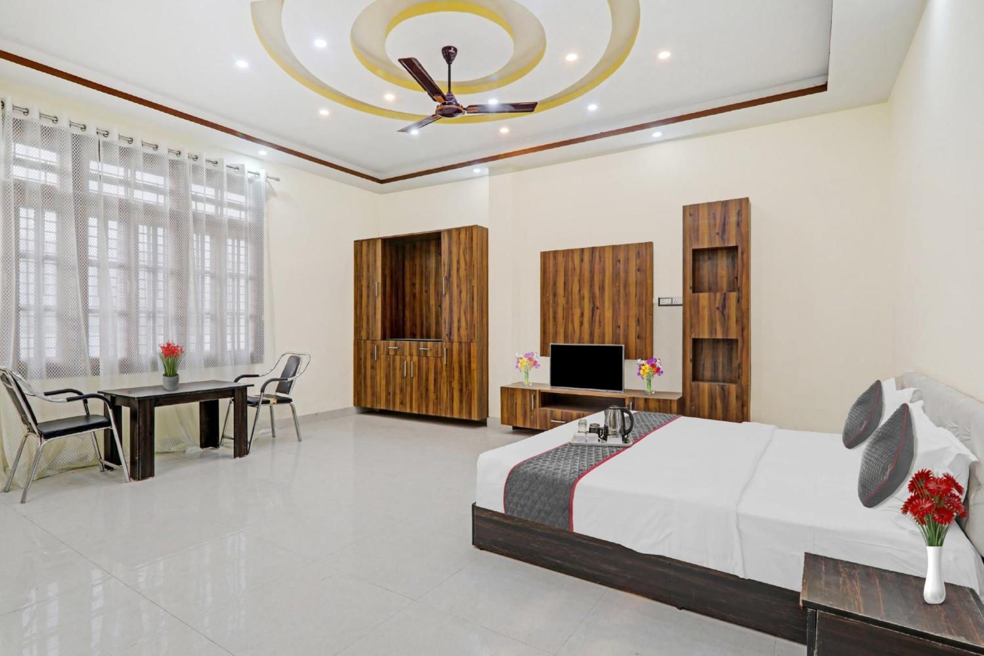 Townhouse Relax Inn Chinhat Екстериор снимка