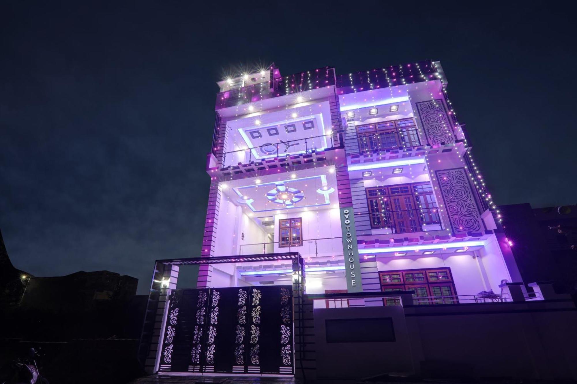 Townhouse Relax Inn Chinhat Екстериор снимка