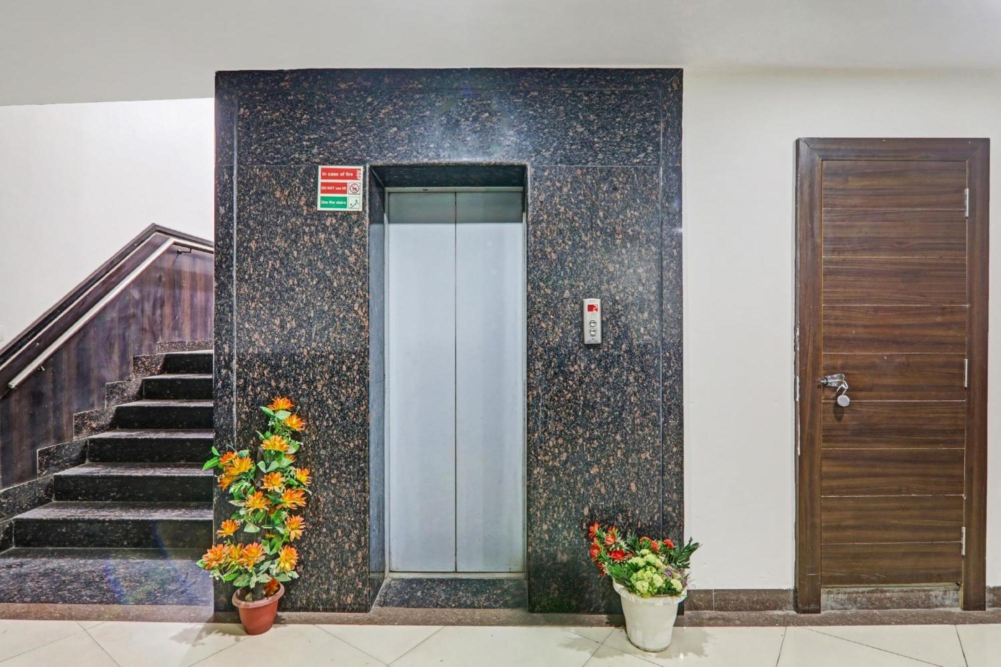 Townhouse Relax Inn Chinhat Екстериор снимка