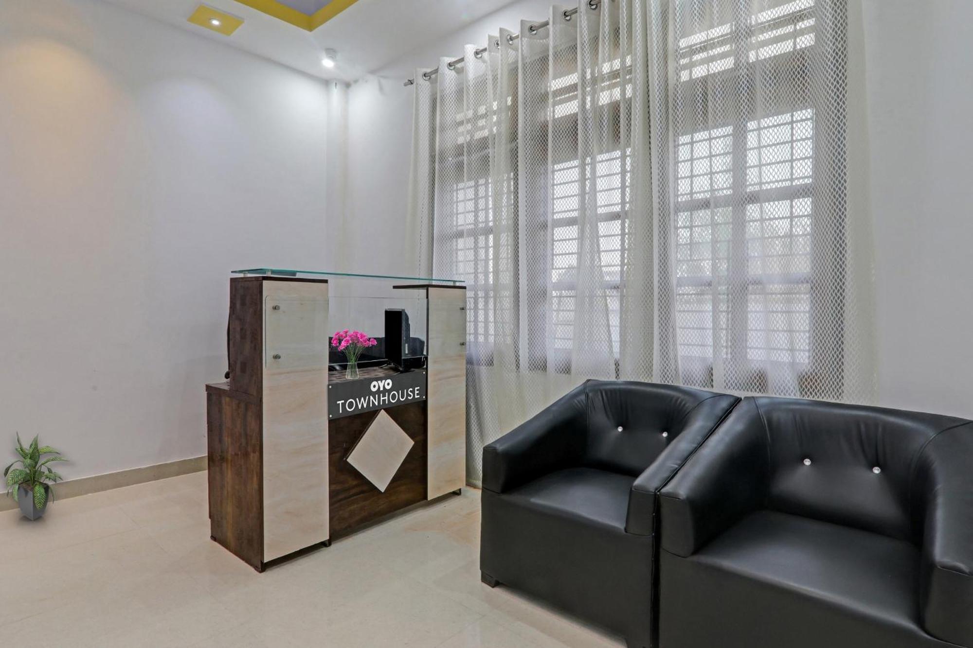 Townhouse Relax Inn Chinhat Екстериор снимка