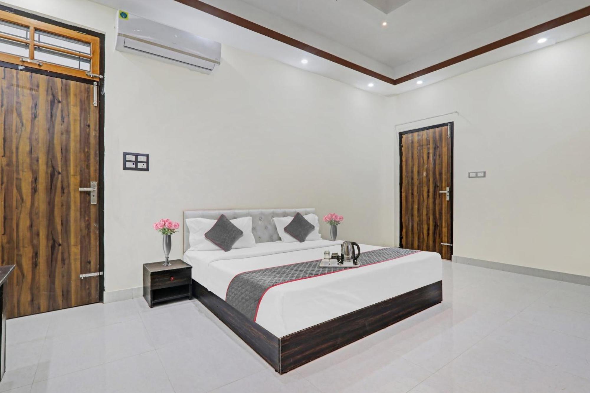 Townhouse Relax Inn Chinhat Екстериор снимка