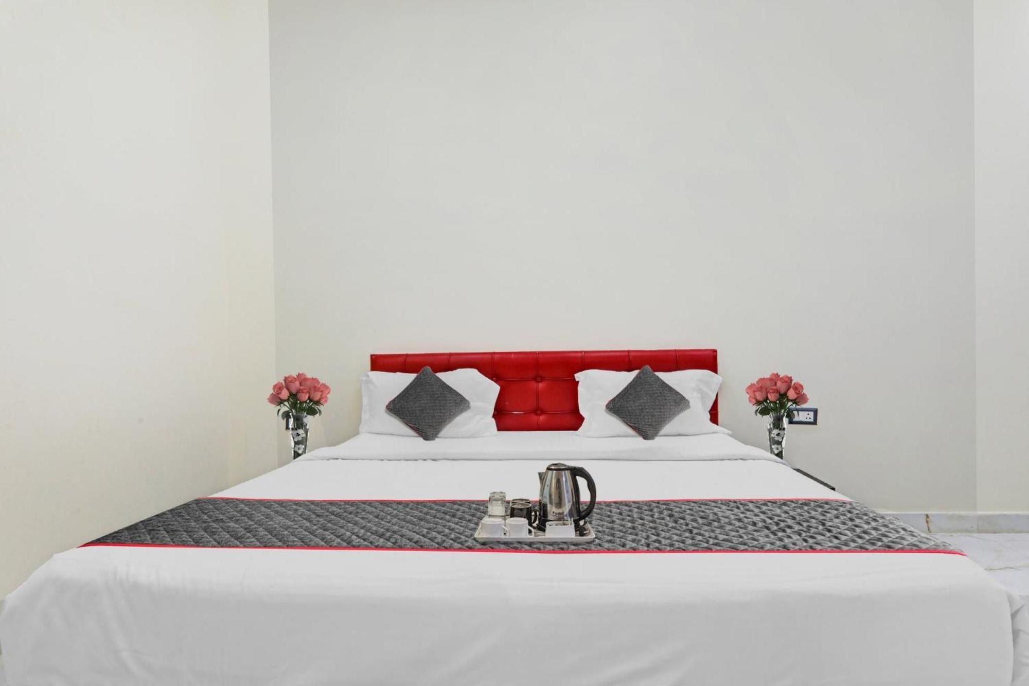 Townhouse Relax Inn Chinhat Екстериор снимка