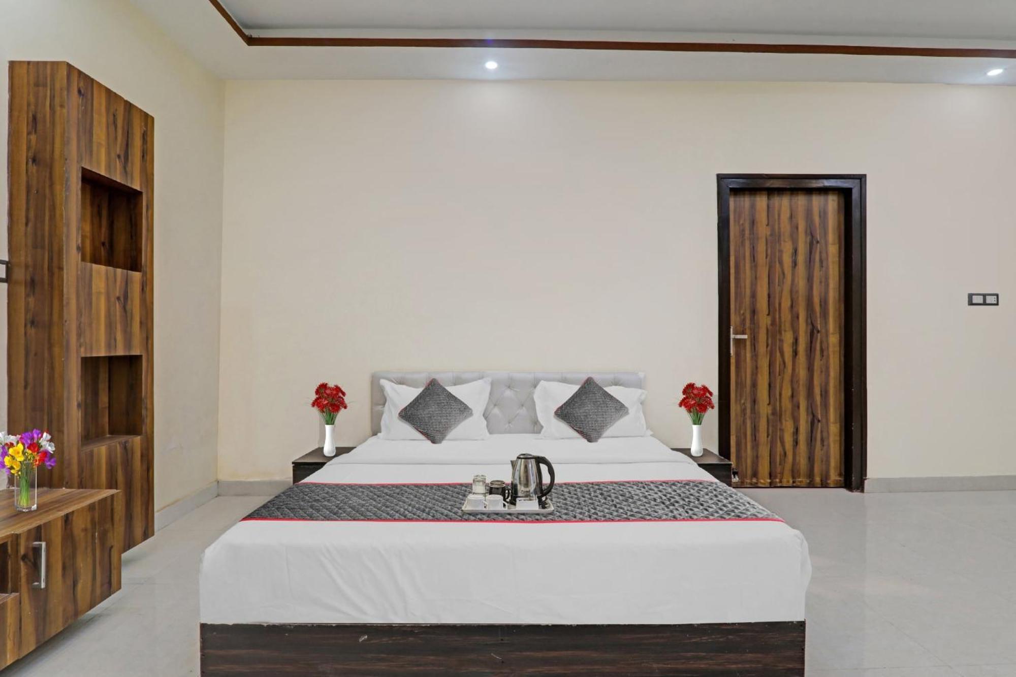 Townhouse Relax Inn Chinhat Екстериор снимка