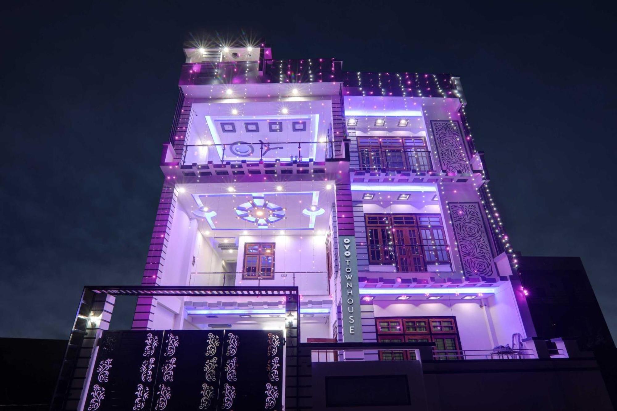 Townhouse Relax Inn Chinhat Екстериор снимка