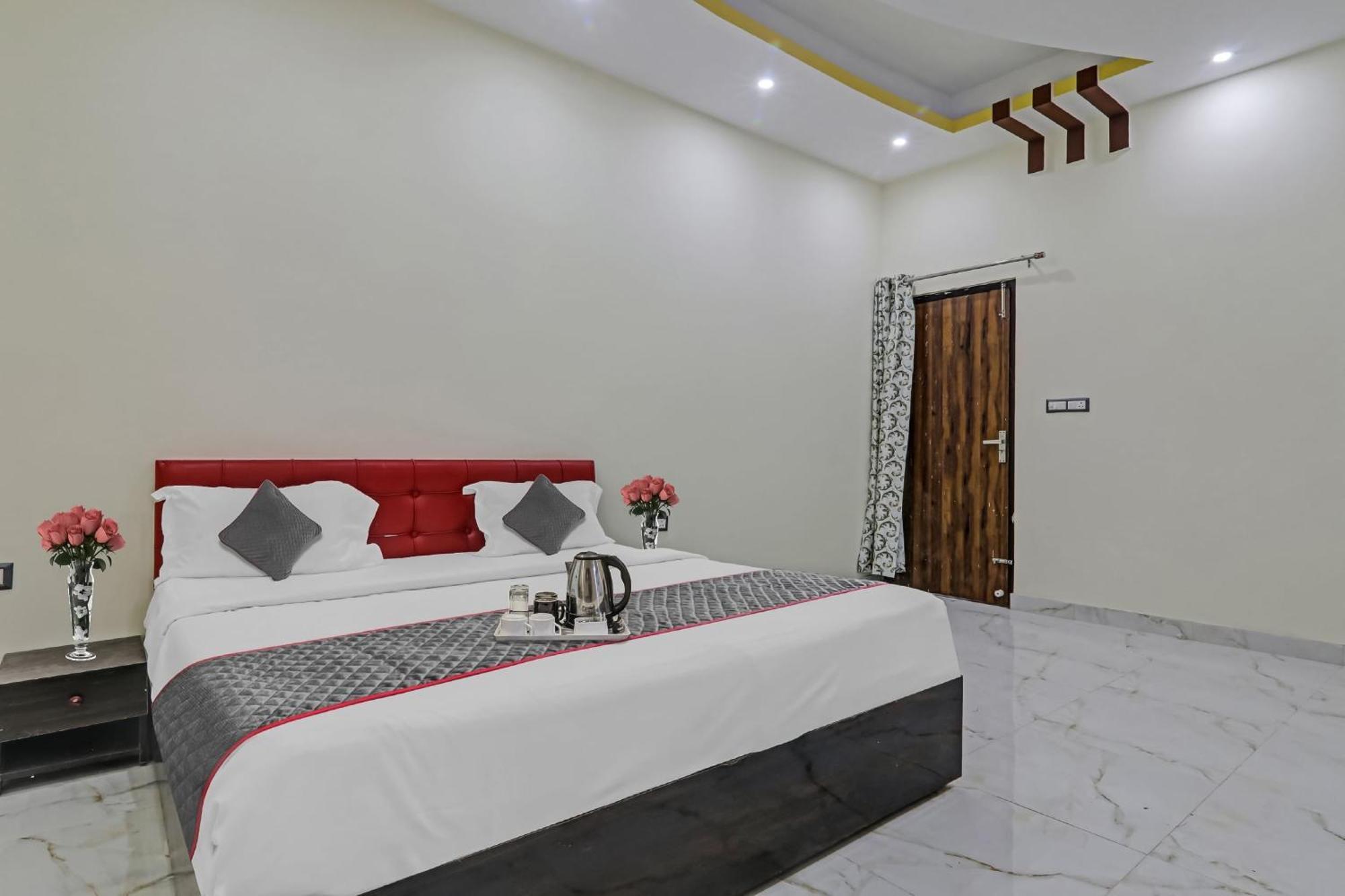Townhouse Relax Inn Chinhat Екстериор снимка